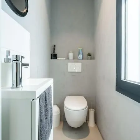 A Beautiful House With Garden, 7 Guests Apartment