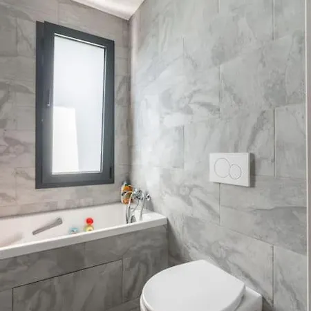 A Beautiful House With Garden, 7 Guests Apartment