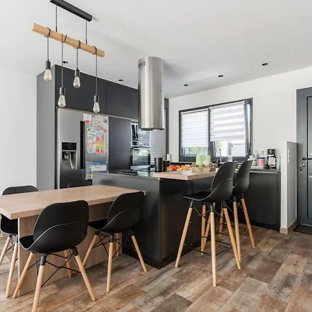 A Beautiful House With Garden, 7 Guests Apartment *