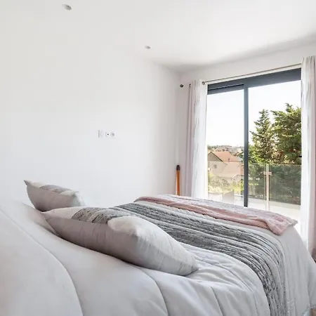A Beautiful House With Garden, 7 Guests Apartment *