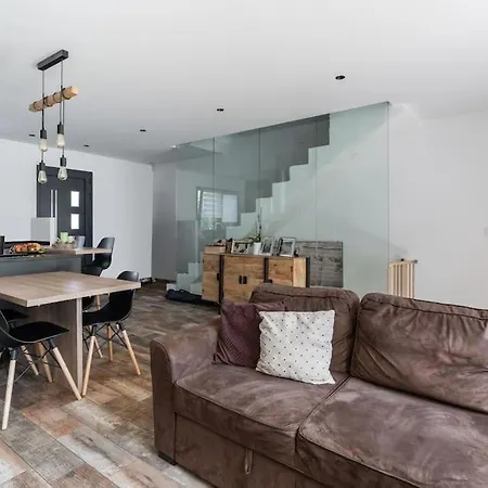 A Beautiful House With Garden, 7 Guests Apartment Argenteuil