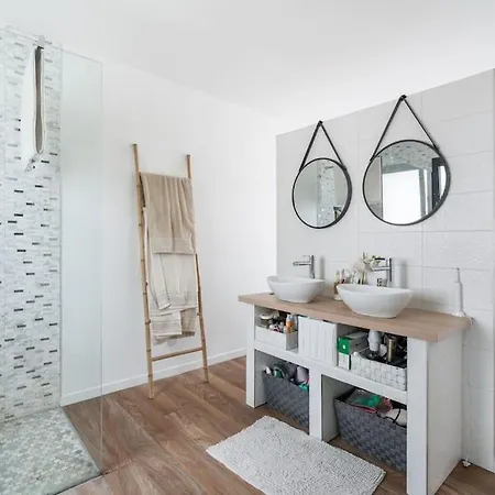 A Beautiful House With Garden, 7 Guests Apartment Argenteuil