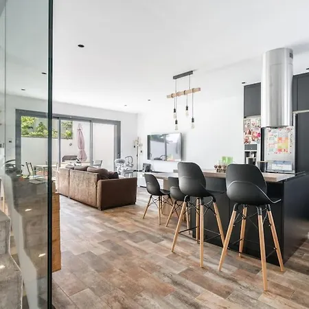 Apartment A Beautiful House With Garden, 7 Guests *