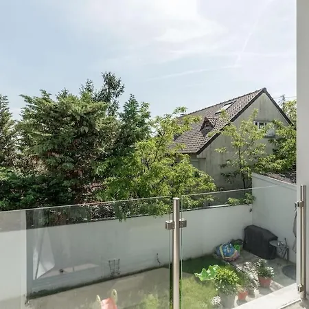 A Beautiful House With Garden, 7 Guests Apartment
